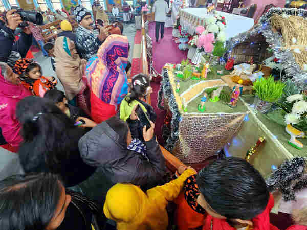<div>J&K celebrates Christmas with religious fervour, tourists join in</div> <div>J&K celebrates Christmas with religious fervour, tourists join in</div>