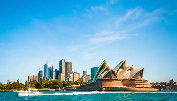 Global tourists flock to Penrith Beach, Sydney latest coastal gem!