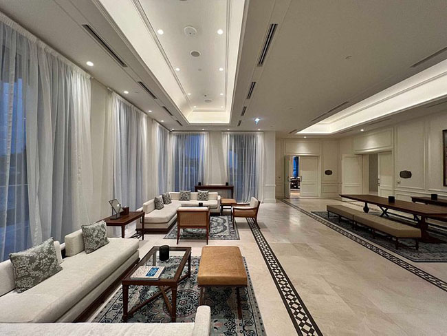 Hotel stays Grand Peaks. 