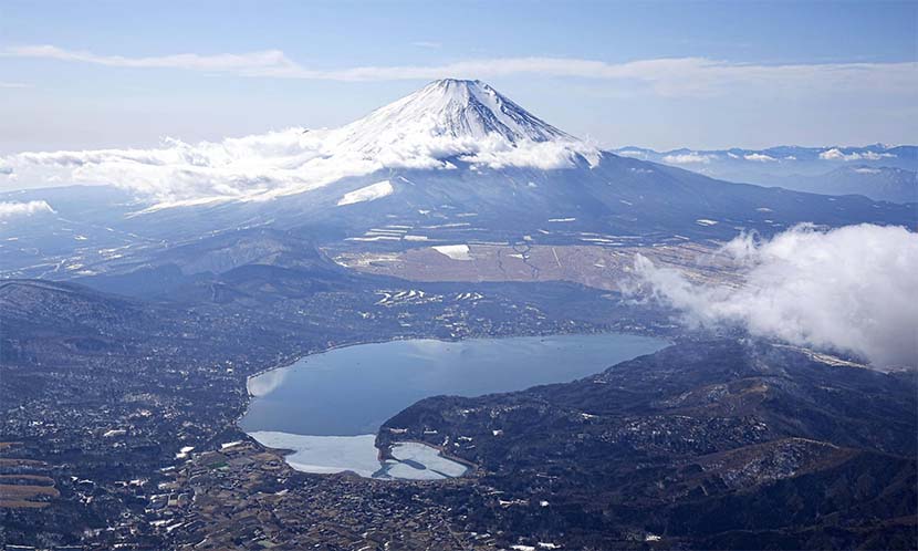 Japan, Mount Fuji, Overtourism, Tourist Behavior, Local Regulations, Protective Measures, Fujikawaguchiko, Cultural Impact
