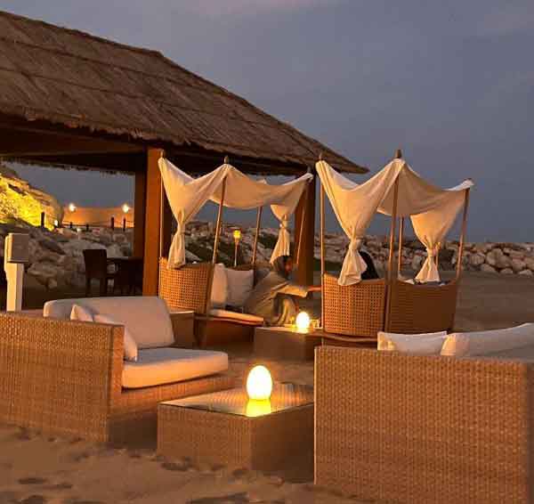 Shangri-La-Muscats-Sio2-Beach-Lounge-evening-atmosphere-1