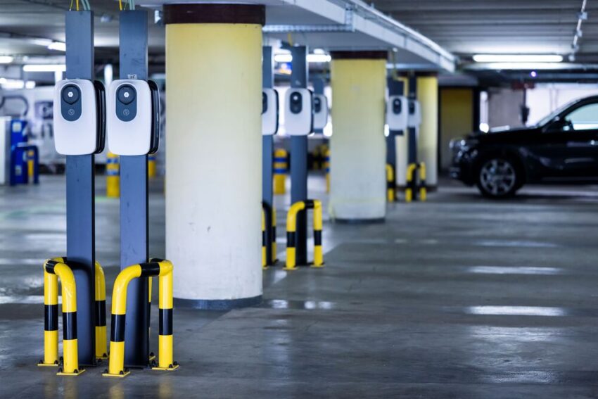Interparking, managing the public car parks at Brussels Airport, is introducing over 700 parking spots tailored for electric vehicles across its Brussels Airport facilities. This deployment of charging stations signifies a crucial investment in catering to the escalating demand from passengers and staff for electric vehicle infrastructure, reflecting the increasing adoption of electric vehicles in Belgium. This endeavor underscores the joint dedication of Interparking and Brussels Airport to advancing sustainable transportation and fostering innovation.