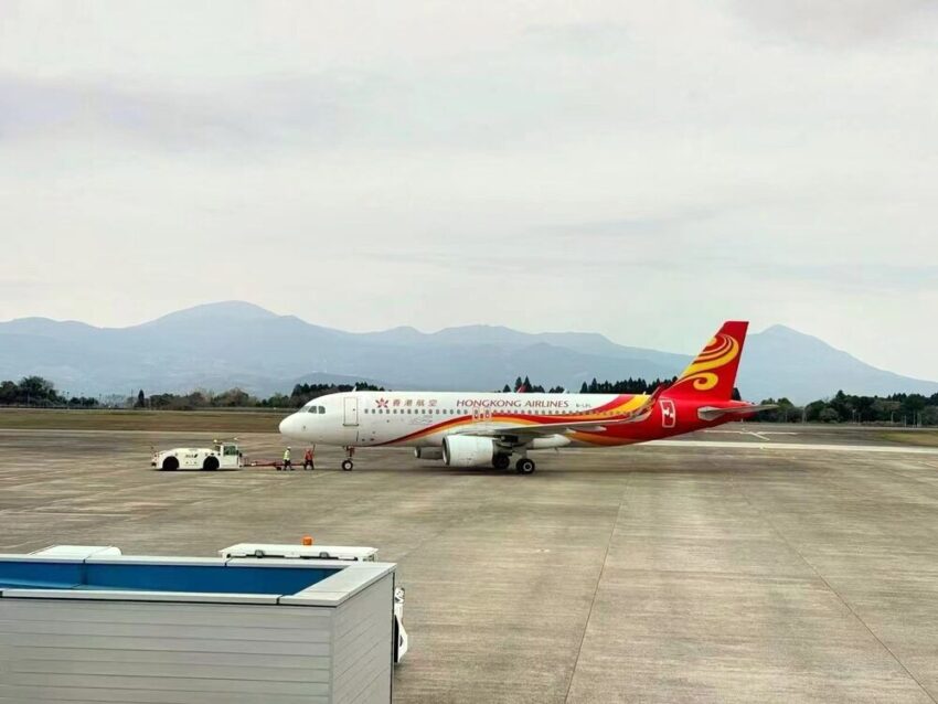On Easter Sunday, March 31st, Hong Kong Airlines celebrated the inaugural flight of its resumed service to Kagoshima. This route, operating three times a week on Wednesdays, Fridays, and Sundays, strengthens the airline's presence in the Kyushu region of Japan, offering travelers more options for convenient travel and access to Japan's popular tourist destinations.