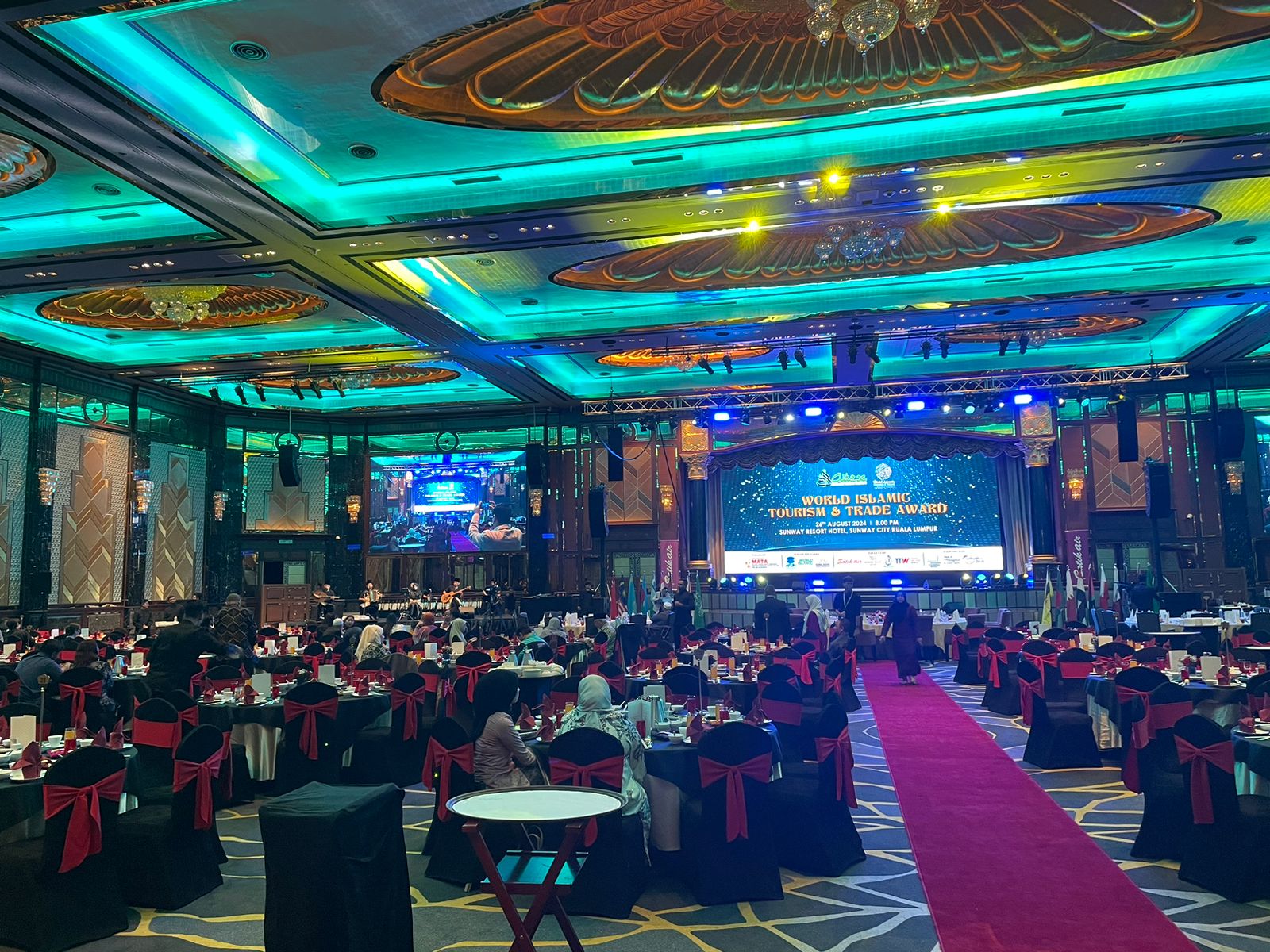 Travel And Tour World 荣获马来西亚雪兰莪州亚洲伊斯兰旅游与贸易博览会 (AITEX 2024) 颁发的“年度最佳贸易旅游在线杂志”殊荣