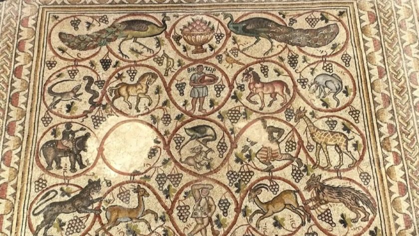 イスラエル南部で1600年前のビザンチンモザイクが発見され、古代