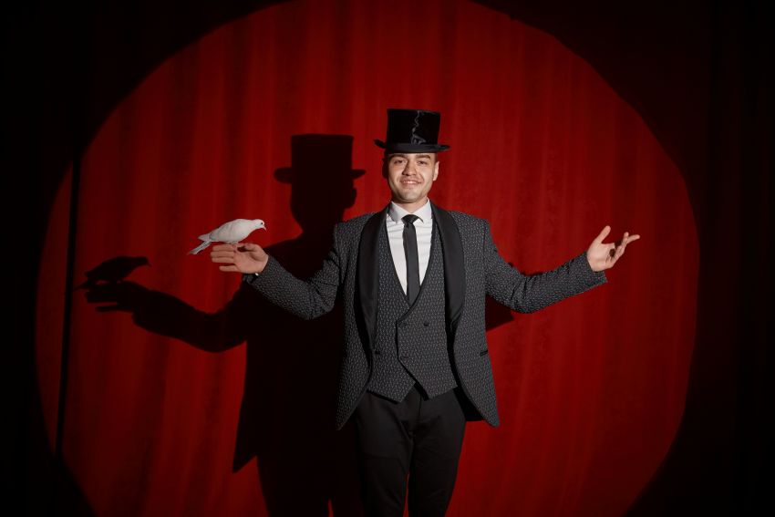 New york metropolis las vegas chicago los angeles and london spotlight family tourism pinch magic shows for illustration broadways magic hr - recreation and circuit world