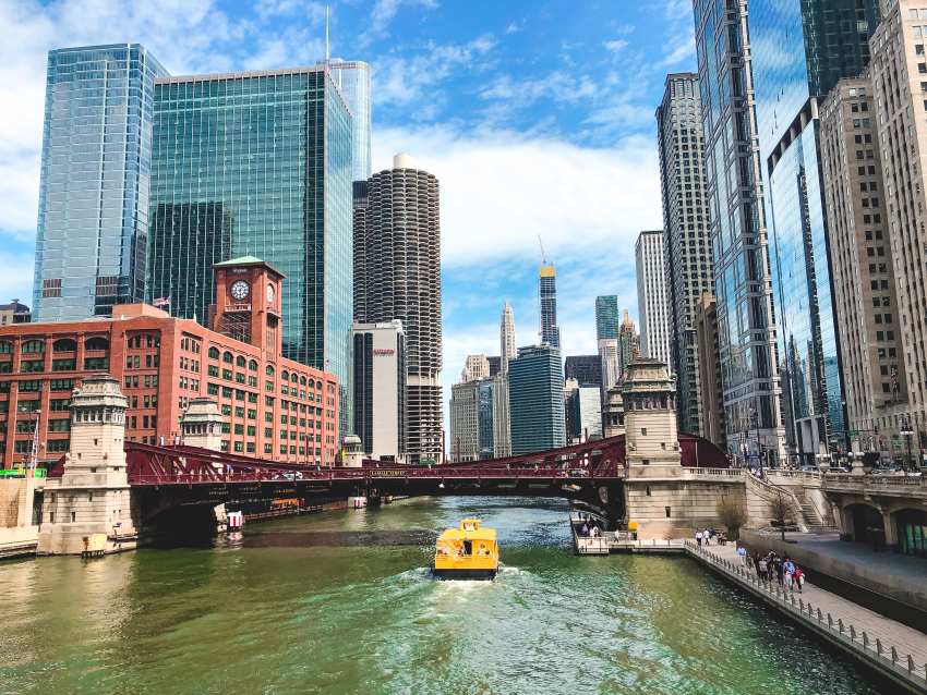 Sungai Chicago yang indah dengan arsitektur modern yang menakjubkan - dunia wisata dan perjalanan