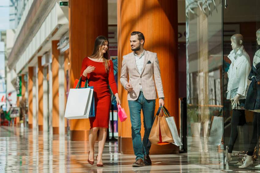 Couple-with-shopping-bags - recreation and circuit world