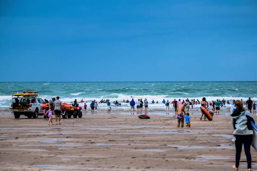 People-beach-against-blue-sky - recreation and circuit world