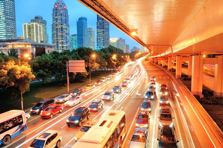 Pemandangan-jalan-Shanghai-dengan-pemandangan-perkotaan-lalu-lintas-padat-senja - dunia perjalanan dan wisata