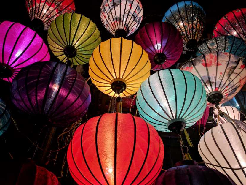 Colorful street decorations and live performances at Festa Major de Gràcia 2025, Barcelona's vibrant cultural festival showcasing Catalan creativity and traditions.