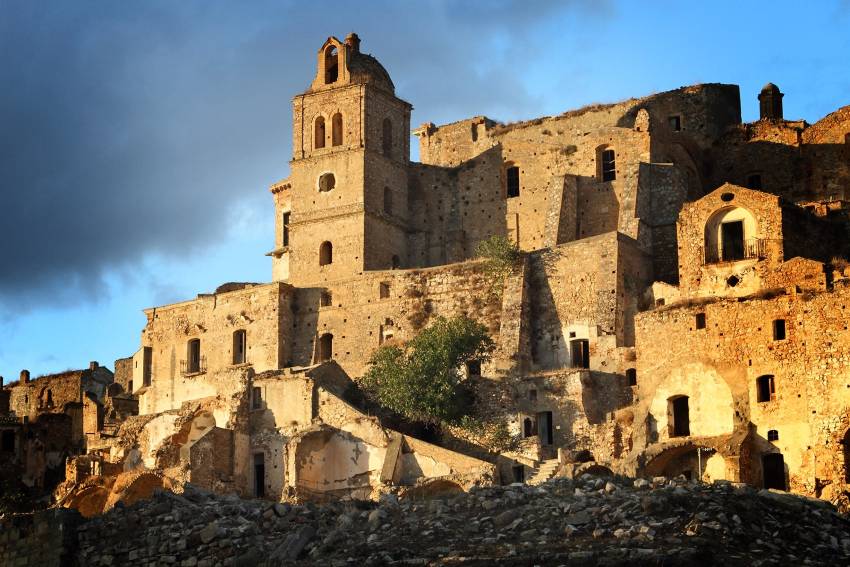 İtaliyada tərk edilmiş şəhərlər – Craco, Balestrino və digər sirli məkanlar