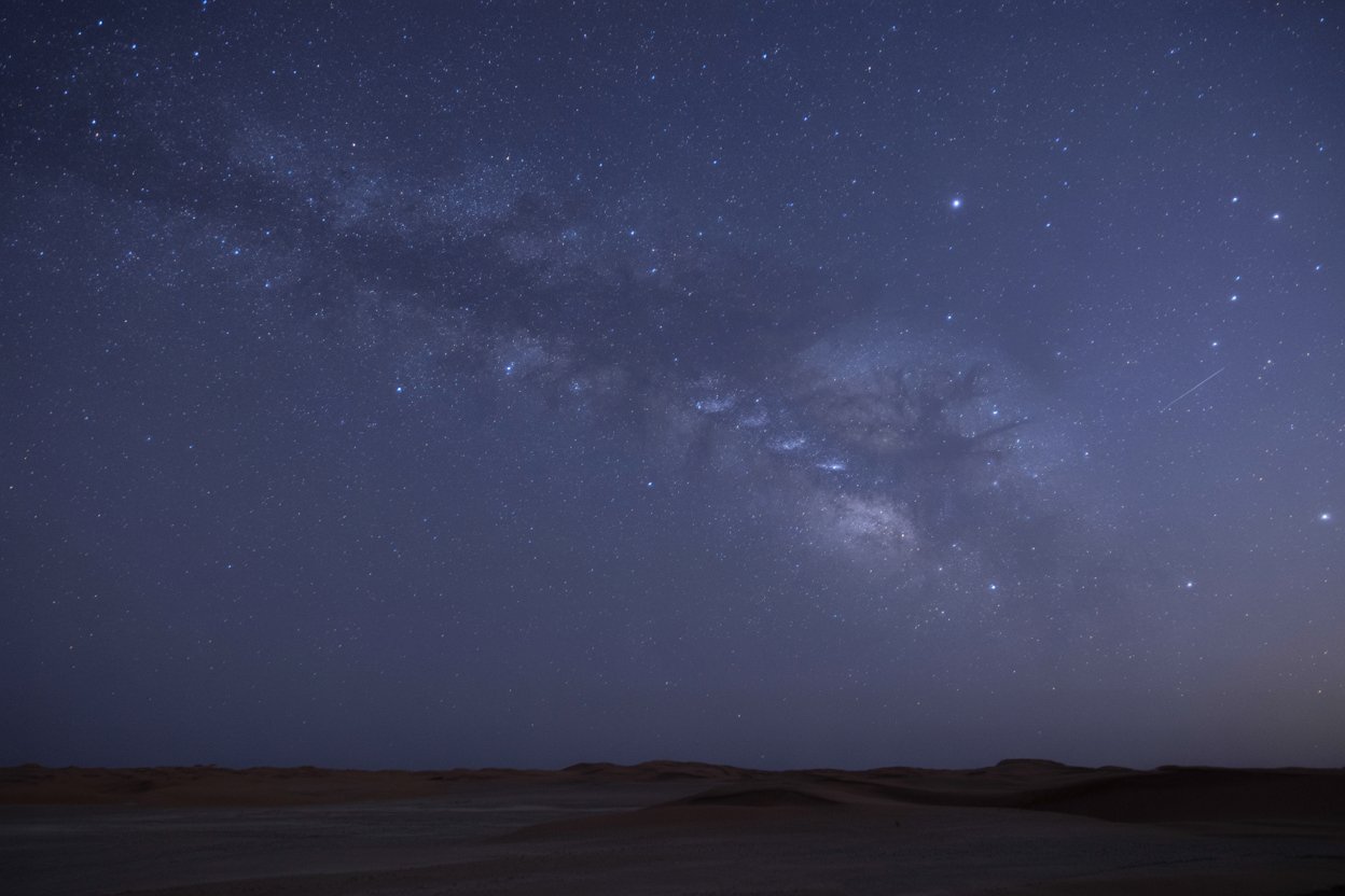 El atractivo de Personaje-Tourism de Arabia Saudita con la imagen de astronomía de la NASA del día con sus impresionantes cielos estrellados