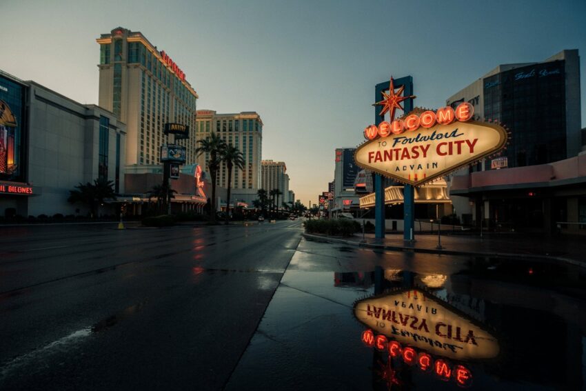 A-photograph-of-a-deserted-las-vegas-str_97buaiacq12uxkh4kwjuaq_xbhy8qj0tjgbkoy_0ybjiw - travel and tour world Les États-Unis sont confrontés à une double diminution du tourisme à Las Vegas, où le nombre de visiteurs et de stations efface pour l’adaptation