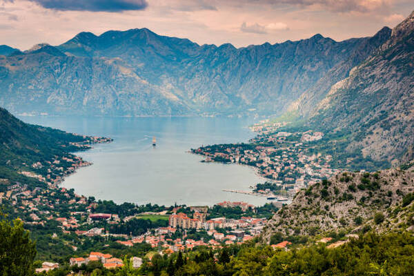 نمای زاویه ای بالا از خلیج Kotor در Sunset Montenegro - جهان سفر و تور گردشگری مونته نگرو