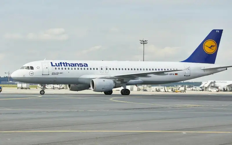 Lufthansa - le monde des voyages et de la tournée L’Allemagne, les États-Unis et le Royaume-Uni se débattent avec des troubles de voyage majeurs, alors que Lufthansa annule quatre vols via Chicago, Francfurt, Hambourg et Londres Heathrow en raison de mauvaises conditions météorologiques