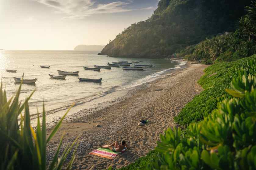 Les plages du sud de Tarkayi sont toujours bondées alors que l’automne amène les touristes
