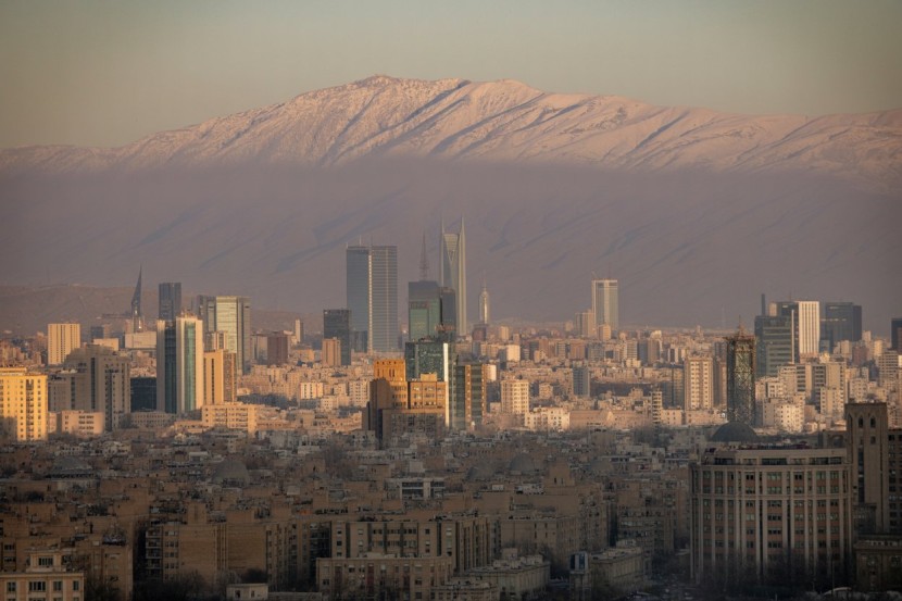 a-photograph-of-a-strawling-cityscape-in_rsozjgvcqucl4ojqqmalpbq_twfrfg7lrh-espcc4qyo_g-جهان سفر و تور جهان افزایش گردشگری بهداشت ایران