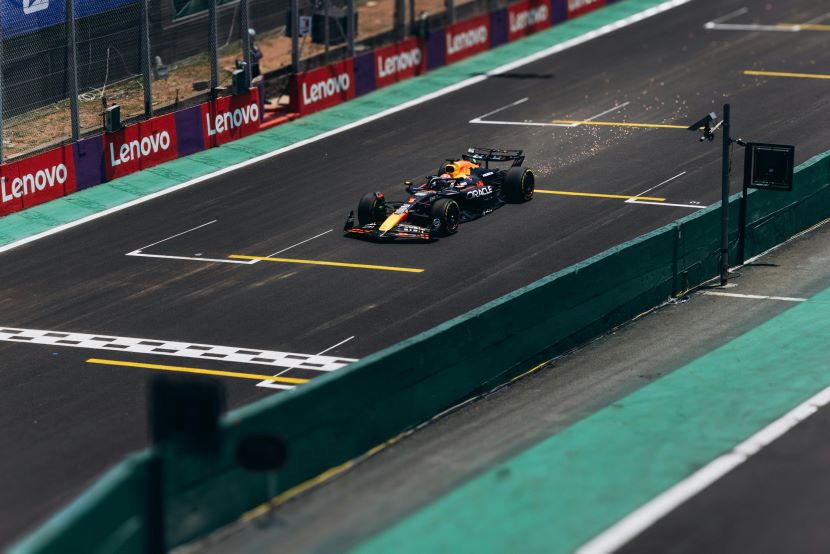 Marina bay lights up during singapore&rsquo;s f1 night race, drawing global visitors and energizing the city&rsquo;s nightlife and tourism economy.