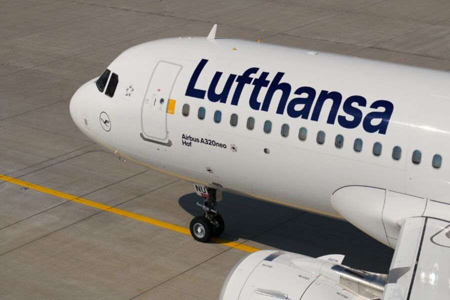 Lufthansa Flight 431 From Chicago To Frankfurt Makes Emergency Landing At Boston As Passenger Stabbed Teen With Fork Mid Flight Lufthansa Flight 431 From Chicago To Frankfurt Makes Emergency Landing At Boston As Passenger Stabbed Teen With Fork Mid Flight