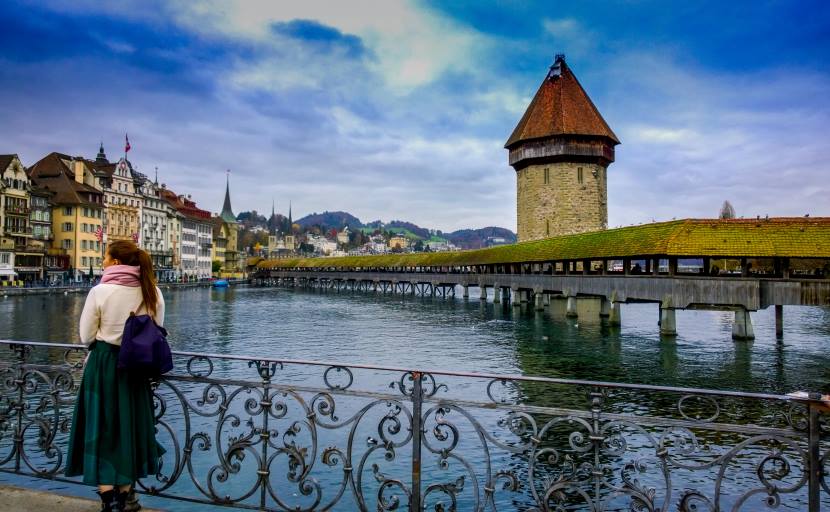 Suisse - le monde du voyage et des circuits Les superbes paysages d’automne de la Suisse ravissent les touristes avec leur feuillage vibrant, leurs majestueux sommets alpins et leurs lacs tranquilles.