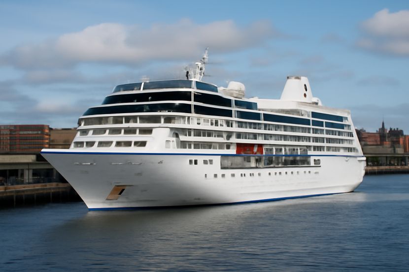 Michael Bayley of Royal Caribbean Wins Travel Executive of the Year at the 2025 Travvy Awards in Fort Lauderdale