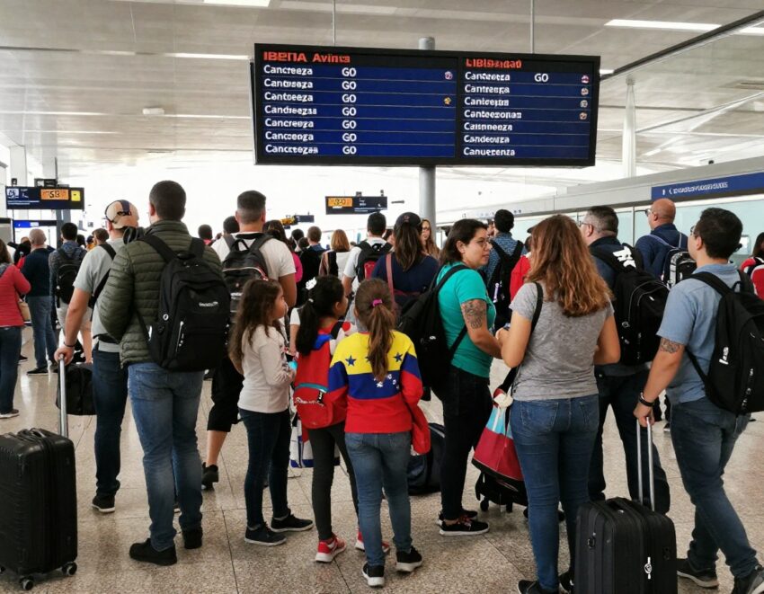 Spain, Colombia, and Brazil are facing major disruptions as President Trump’s airspace warning on Venezuela has thrown Christmas travel plans into chaos.