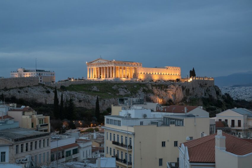 Discover the coldest and hottest christmas days in athens, greece, from historic snowstorms to warm spring-like temperatures over the past century.