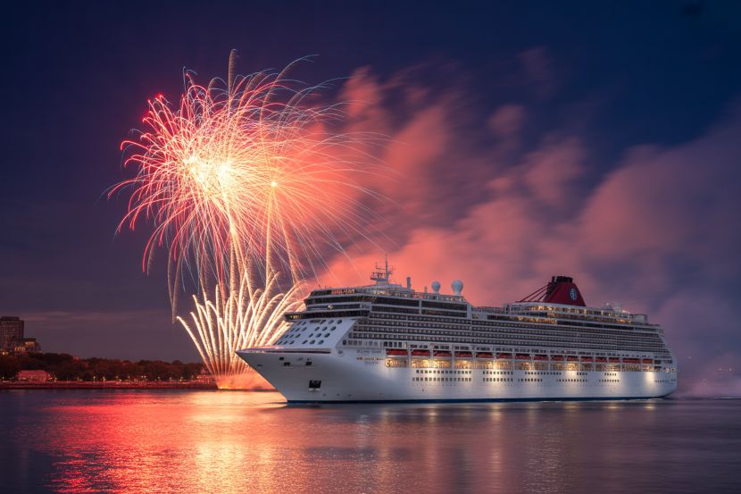 Isplovljavanje iz bostonske luke uz živahni vatromet četvrtog srpnja koji obasjava nebo.