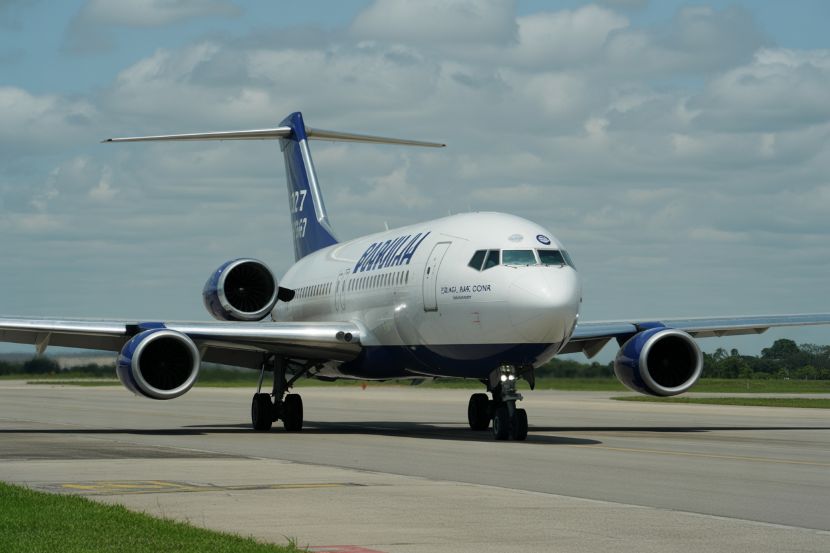 Barranquilla’s Ernesto Cortissoz International Airport halted after an Aerosucre Boeing 727 cargo aircraft suffered landing gear collapse on emergency return, affecting travel.
