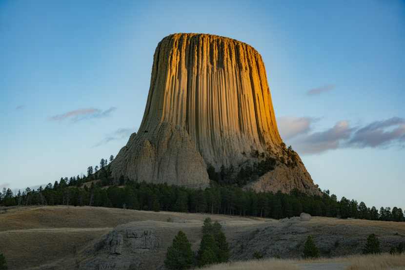 Devils Tower: Wyoming’s Jaw-Dropping Natural Wonder That Will Leave You Breathless – A Sacred Destination You Must Experience!
