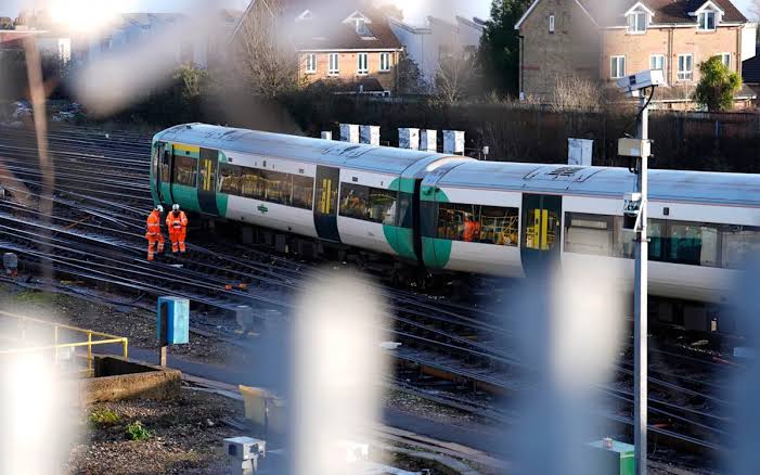 Major Transit Crisis Grips South-east London As Derailment Paralyzes Rail Network
