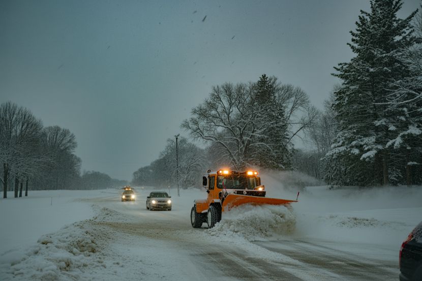 Butler and Hamilton counties, Ohio, under snow advisories. A hazardous winter storm impacts travel and daily activities. Residents urged to stay cautious.