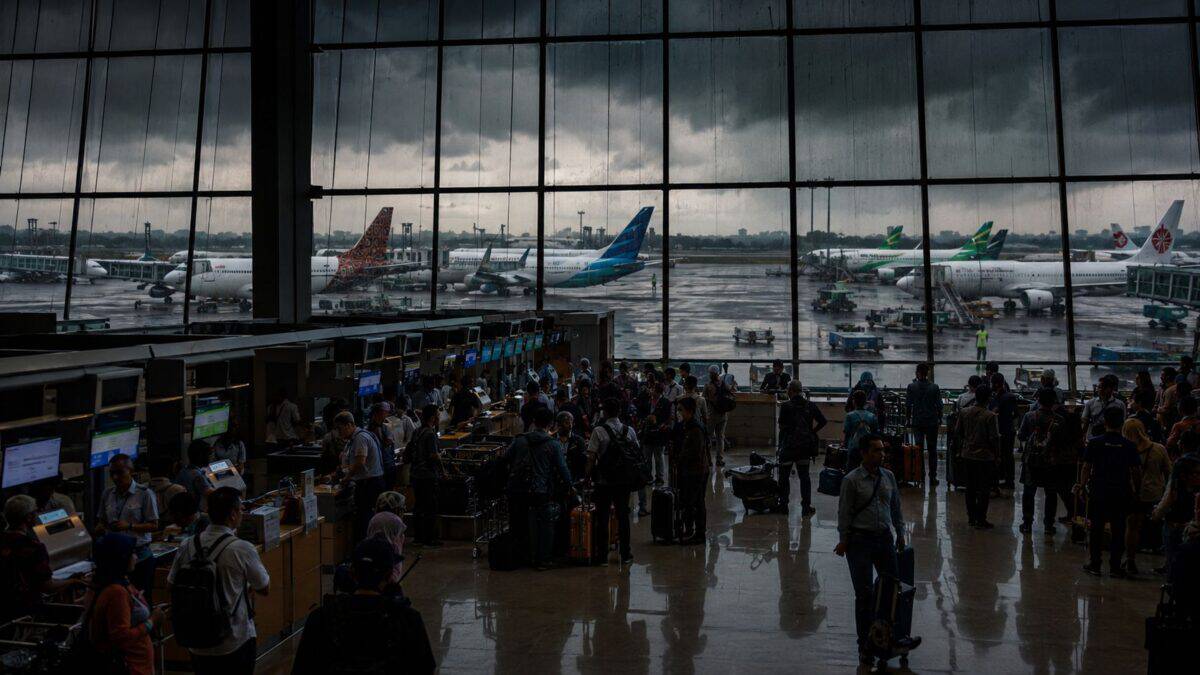 Hundreds of passengers left waiting at jakarta-soekarno-hatta international airport