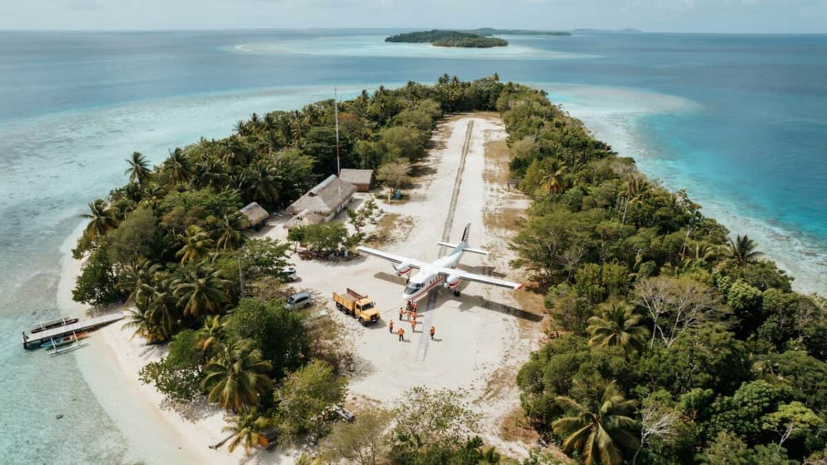 Samoa airways twin otter aircraft recovery operation at remote pacific island airport