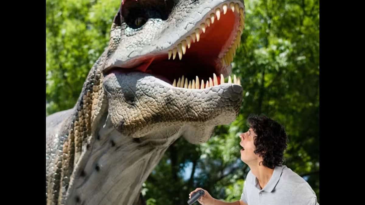 Blue-mountains-dinosaur-valley-attraction-scenic-world-australia-dinosaur-experience - travel and tour world Visitor exploring dinosaur valley attraction with giant dinosaur display at scenic world blue mountains australia