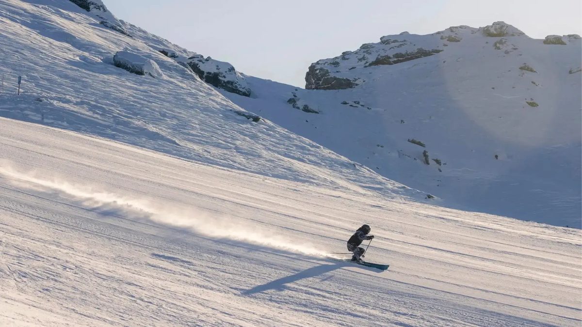 2026 年のニュージーランド スキー シーズン中にカードローナ アルペン リゾートの雪状況を楽しむスキーヤー