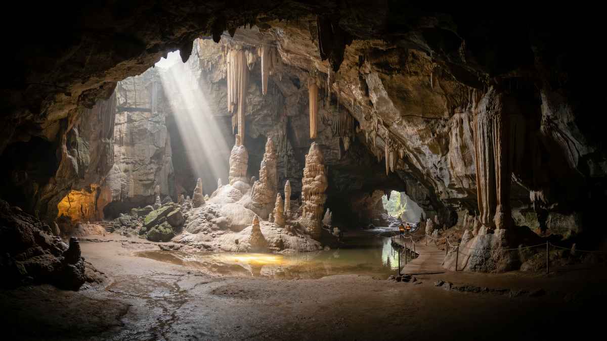 Trekkers explore the underground landscapes of phong nha-kẻ b&agrave;ng.