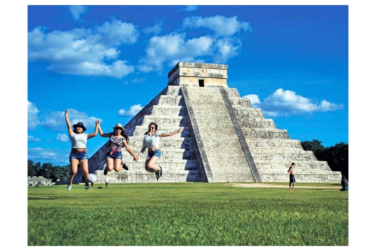 More than 7,000 visitors gathered at chich&eacute;n itz&aacute; to witness the spectacular kukulc&aacute;n serpent phenomenon during the autumn equinox.