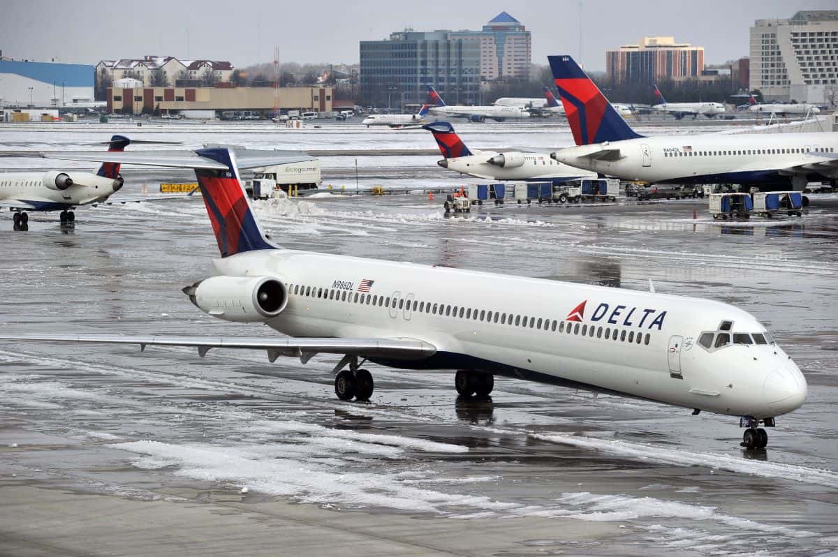 Delta airlines - travel and tour world Delta air lines aircraft preparing for transatlantic europe flights