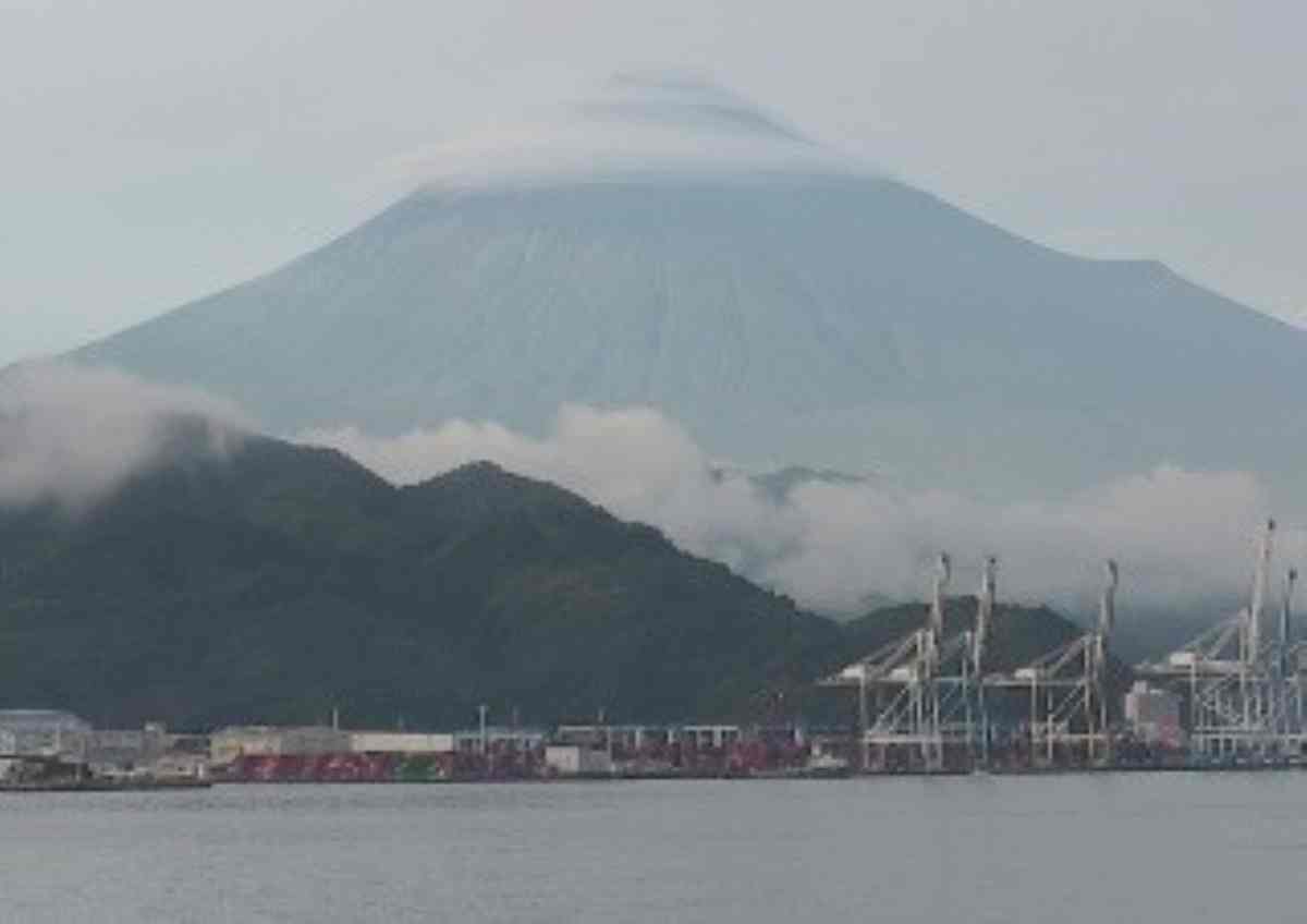 Mount fuji closes its 2026 climbing season after tighter visitor controls.