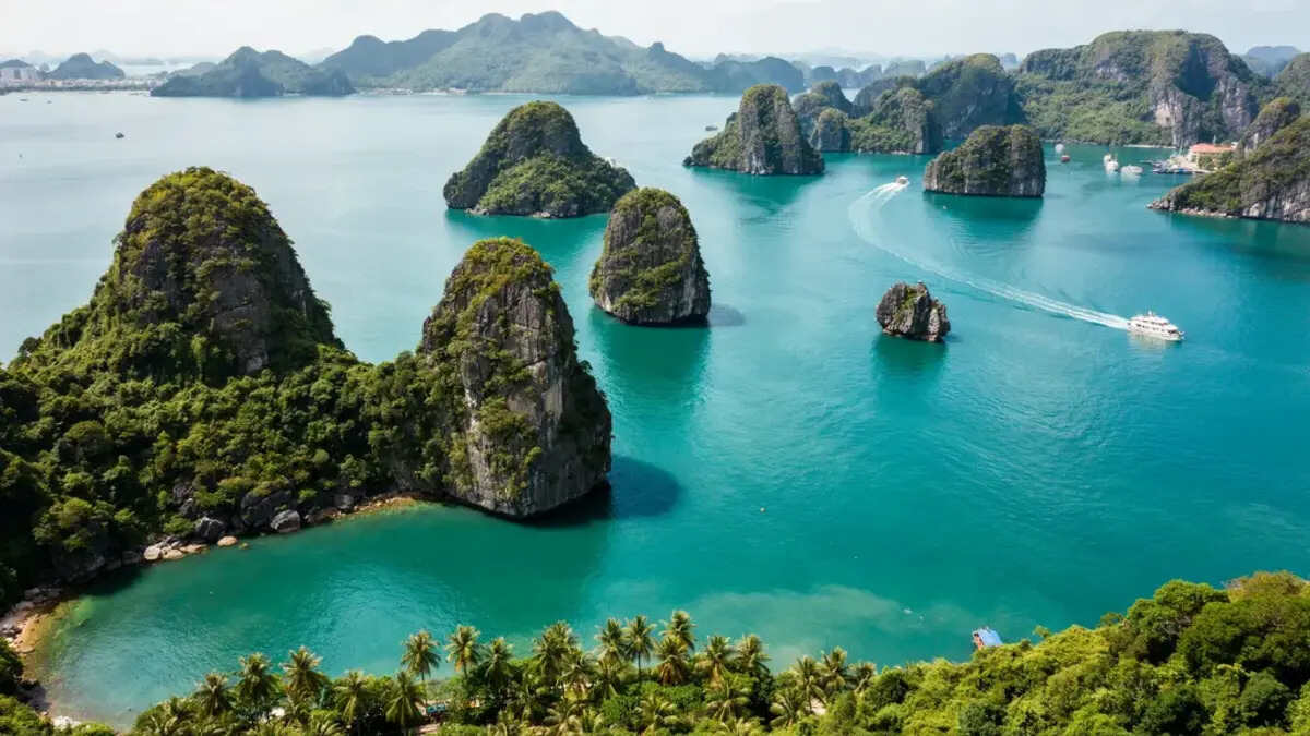 Indonesia tourism growth with international visitors and destinations in 2026.