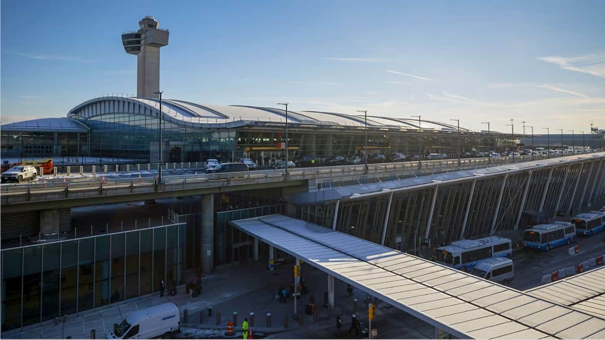 Jfk and boston logan airports compared as major us international gateways