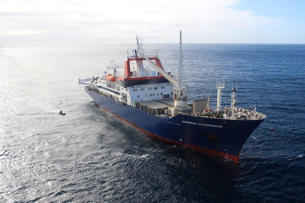 Marion dufresne sailing near kerguelen islands