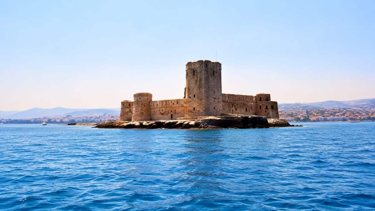 Mersin mediterranean tourism destination highlighting accommodation and hospitality concerns over unregistered holiday rentals.