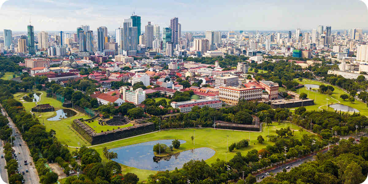 Manila philippines skyline with rizal park view