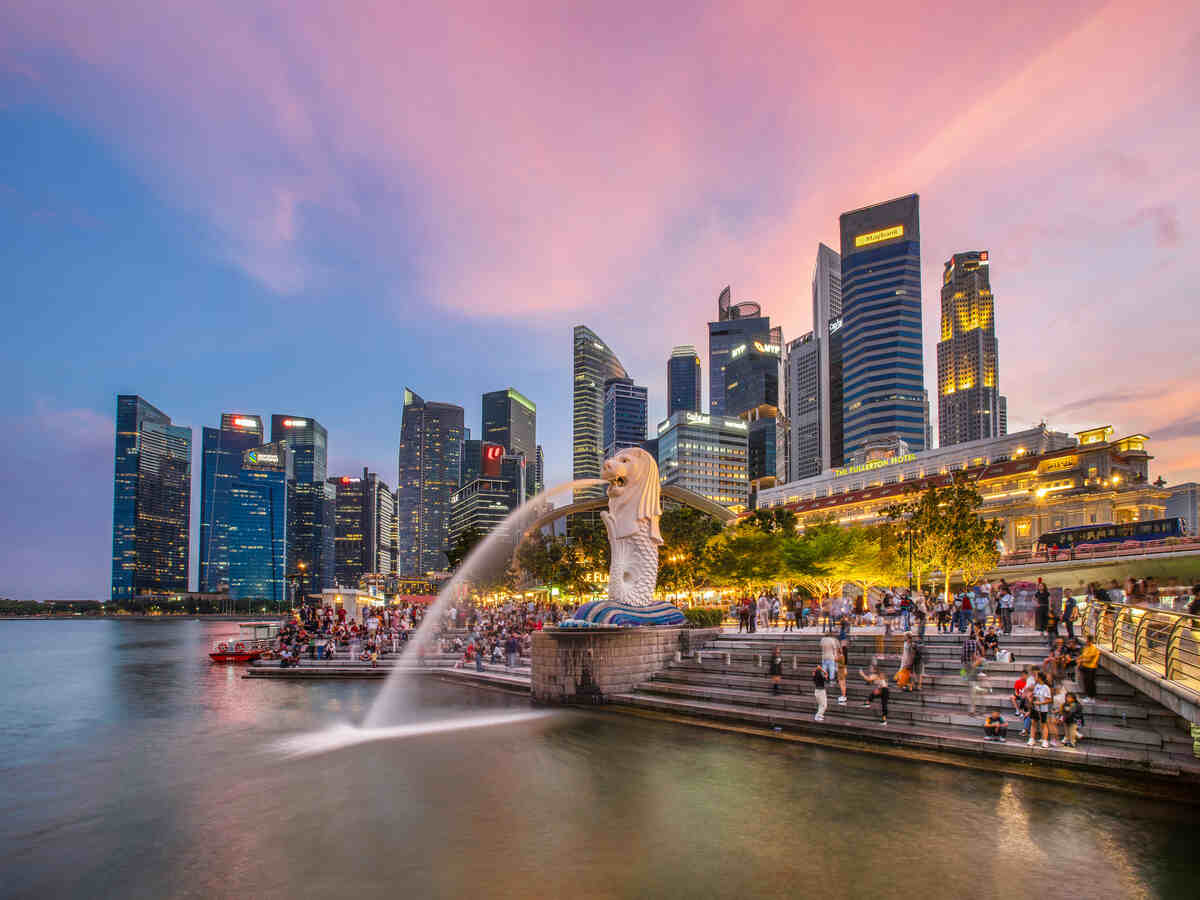 Merlion park singapore waterfront statue at marina bay