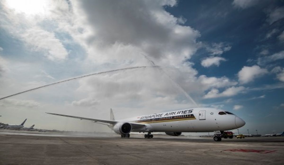 Singapore airlines a380, a350 and boeing 737-8 max aircraft representing business class changes for winter 2026/27