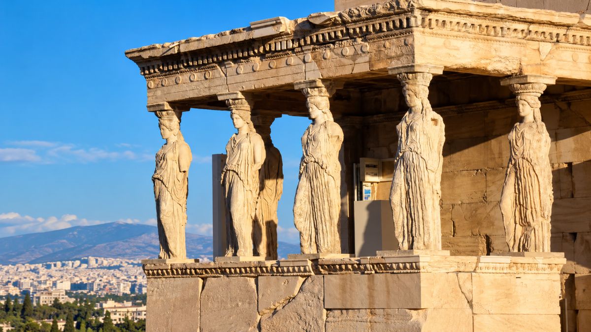 Visitors exploring athens cultural heritage through archaeological sites, museums and traditional activities during european heritage days