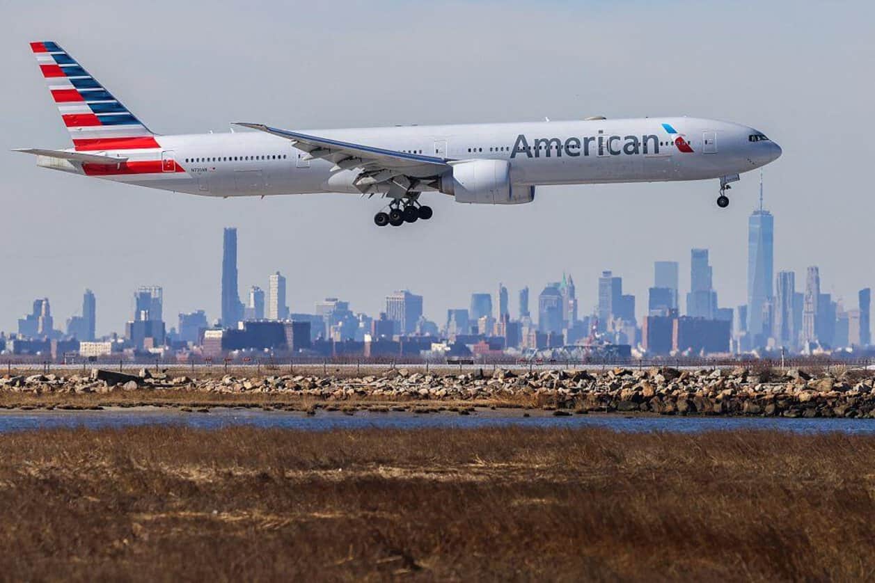American airlines boeing 777 approaching new york with manhattan skyline in the background